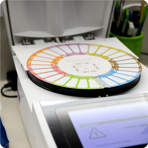 Un farmacéutico entregando el SPD junto con una hoja de instrucciones.-min