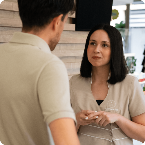 farmaceutico entregando a un cliente un medicamento de forma amistosa-min