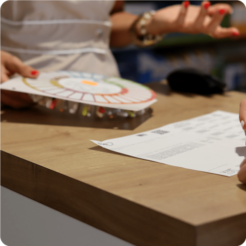 un farmaceiutico enseñado, en el mostrador de su farmacia, como funciona el SPD a una señora mayor-min