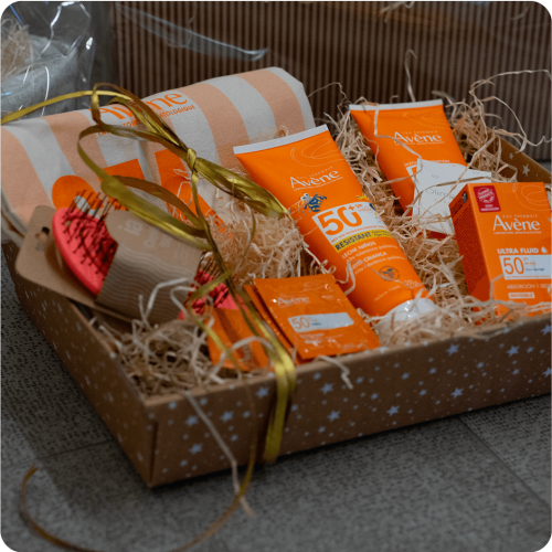 una canastilla con productos para bebes, con detalle, cariño, un fondo de color neutro-min